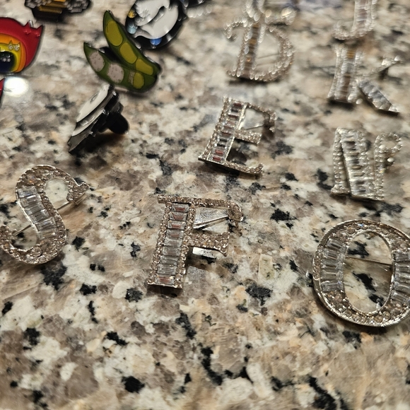 Lot of 47 pins and rubber backings. Assorted styles. - Picture 7 of 16